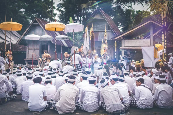 Bali, Indonesien - 4 juli 2018: Grupp människor på en balinesisk by ceremoni. — Stockfoto