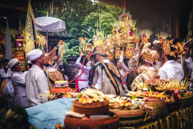Bali, Endonezya - 4 Temmuz 2018: Bir grup insan üzerinde Bali köy töreni.