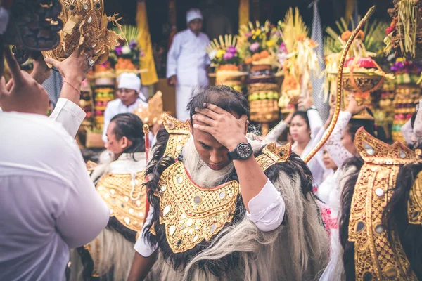 BALI, INDONÉSIA - JULHO 4, 2018: Grupo de pessoas em cerimônia de aldeia balinesa . — Fotografia de Stock