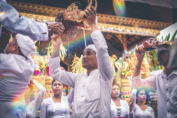 Bali, Indonesië - juli 4, 2018: Groep mensen op een Balinees dorp ceremony. — Stockfoto