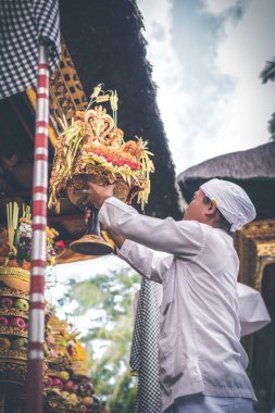Bali, Endonezya - 4 Temmuz 2018: Bir grup insan üzerinde Bali köy töreni.