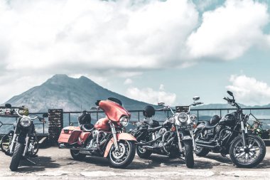Bali, Endonezya - 12 Ağustos 2018: Harley Davidson motosiklet park Batur volkan yakın tarih.