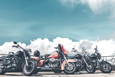 Bali, Endonezya - 12 Ağustos 2018: Harley Davidson motosiklet park Batur volkan yakın tarih.