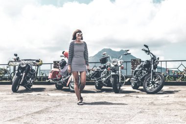 Bali, Endonezya - 12 Ağustos 2018: Arka plan, Batur volkan kadına Harley Davidson motosiklet.