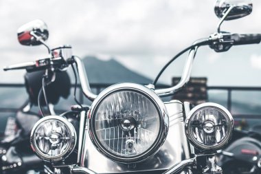 Bali, Endonezya - 12 Ağustos 2018: Harley Davidson motosiklet park Batur volkan yakın tarih.