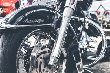 Bali, Endonezya - 12 Ağustos 2018: Harley Davidson motosiklet park Batur volkan yakın tarih.