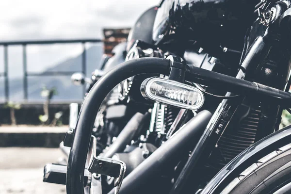 BALI, INDONÉSIA - AGOSTO 12, 2018: Motos Harley Davidson no estacionamento perto do vulcão Batur . — Fotografia de Stock
