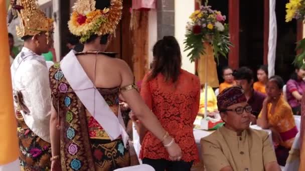 BALI, INDONESIA - 17 DE AGOSTO DE 2018: La gente en una ceremonia de boda balinesa tradicional, Indonesia . — Vídeos de Stock