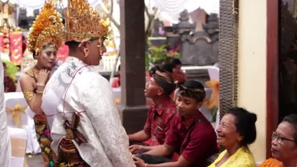 BALI, INDONESIA - AUGUST 17, 2018: People on a traditional balinese wedding ceremony, Indonesia. — Stock Video