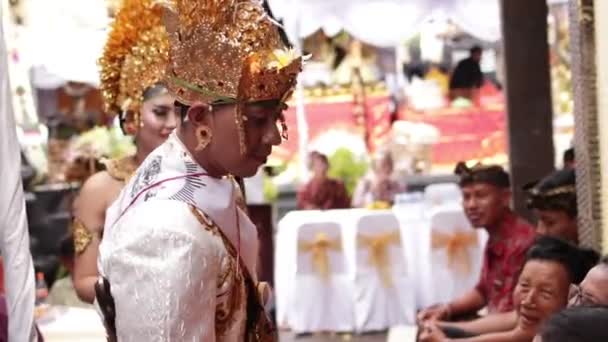 Bali, Indonesië - 17 augustus 2018: Mensen op een traditionele balinese huwelijksceremonie, Indonesië. — Stockvideo