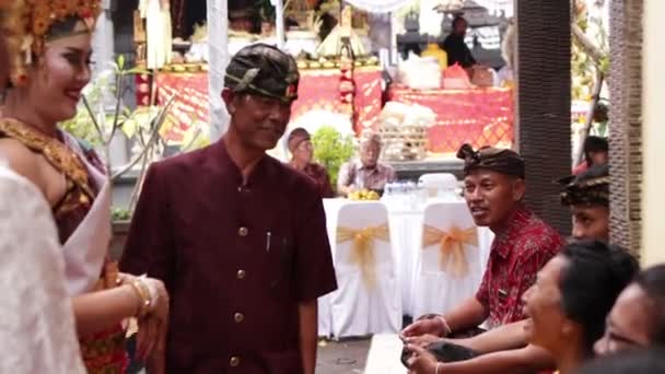 Bali, Indonesië - 17 augustus 2018: Mensen op een traditionele balinese huwelijksceremonie, Indonesië. — Stockvideo