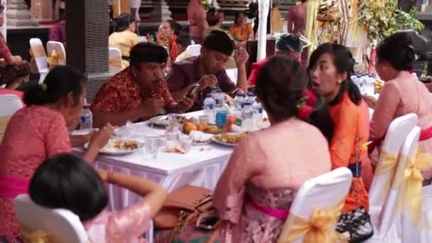 BALI, INDONÉSIA - AGOSTO 17, 2018: Pessoas em uma cerimônia de casamento tradicional balinesa, Indonésia . — Vídeo de Stock