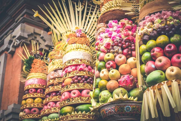 Ofrendas tradicionales balinesas a Dioses con frutas en canasta . — Foto de Stock