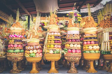 Tanrılar için geleneksel balinese teklifleri ile meyve sepeti.