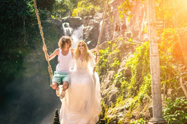 Genç Çift salıncak lake, Bali Adası, Endonezya yakınındaki ormanda balayı.