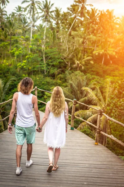 若い新婚旅行カップル深い橋のポーズ、ジャングルの中で。熱帯雨林のバリ島。ロマンチックな撮影。インドネシア. — ストック写真