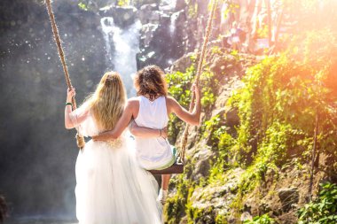 Genç Çift salıncak lake, Bali Adası, Endonezya yakınındaki ormanda balayı.