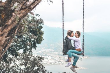 Genç Çift salıncak lake, Bali Adası, Endonezya yakınındaki ormanda balayı.