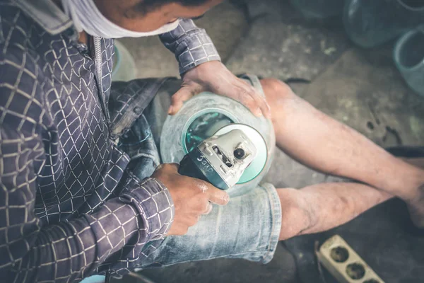 Nahaufnahme eines männlichen Mechanikers mit Glaspoliermaschine. — Stockfoto