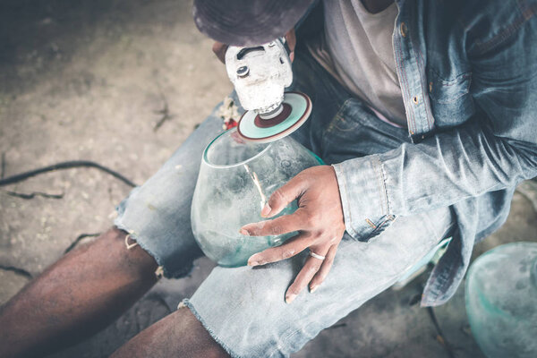 Крупный план механика-мужчины с полировальной машиной для стекла
.