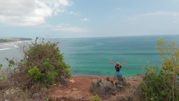 Imágenes Aéreas Drones Una Mujer Romántica Feliz Saludable Sentada Acantilado — Vídeos de Stock