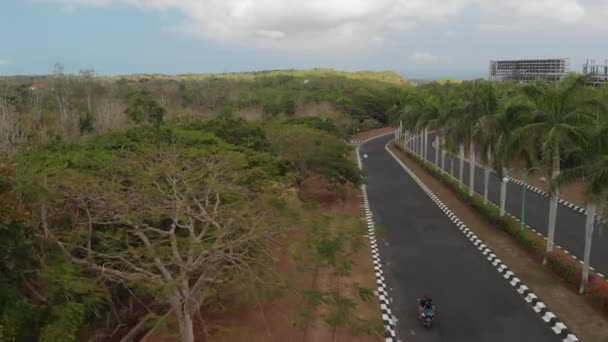 Luchtfoto drone-beelden van de 4 k van paar paardrijden scooter. Bali eiland. — Stockvideo