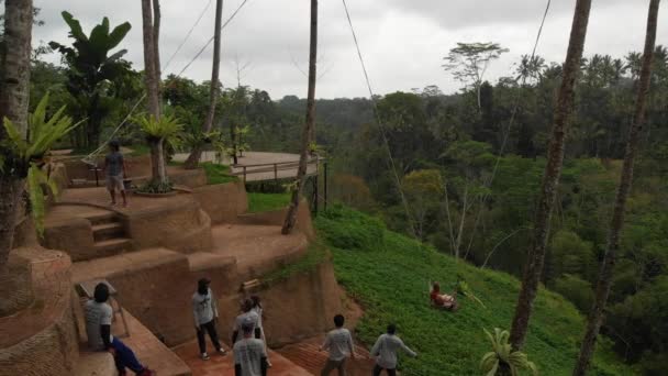 Bali, Indonésie - 20 září 2018: Žena na houpačce v hlubokých deštných pralesů ostrova. 4 k letecké dron záběry. — Stock video