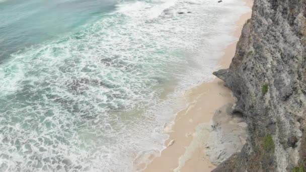 4 k-Flygfoto över dreamland beach, Bali island. — Stockvideo