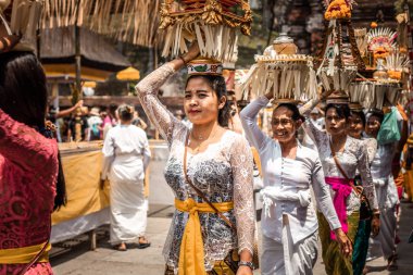 Bali, Endonezya - 25 Eylül 2018: Balili kadın ünlü Tirta Empul Tapınağı büyük bir törenle üzerinde geleneksel giysiler içinde.