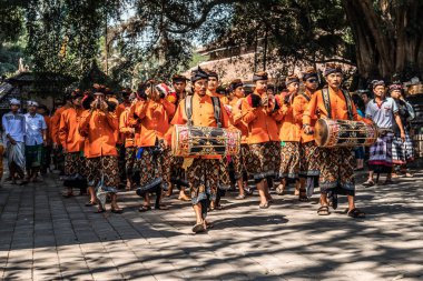 Bali, Endonezya - 25 Eylül 2018: Bali erkeklerde Tirta Empul Tapınağı büyük bir törenle geleneksel kıyafet.