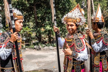 Bali, Endonezya - 25 Eylül 2018: Bali erkeklerde Tirta Empul Tapınağı büyük bir törenle geleneksel kıyafet.