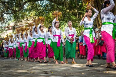 Bali, Endonezya - 25 Eylül 2018: Balili kadın ünlü Tirta Empul Tapınağı büyük bir törenle üzerinde geleneksel giysiler içinde.