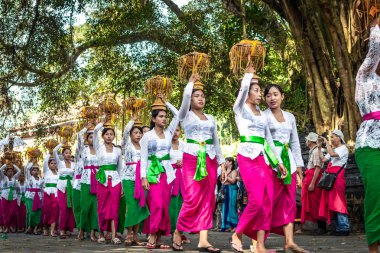 Bali, Endonezya - 25 Eylül 2018: Balili kadın ünlü Tirta Empul Tapınağı büyük bir törenle üzerinde geleneksel giysiler içinde.
