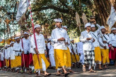 Bali, Endonezya - 25 Eylül 2018: Bali erkeklerde Tirta Empul Tapınağı büyük bir törenle geleneksel kıyafet.