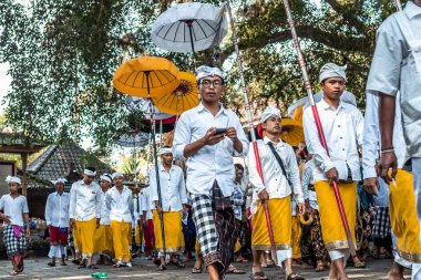 Bali, Endonezya - 25 Eylül 2018: Bali erkeklerde Tirta Empul Tapınağı büyük bir törenle geleneksel kıyafet.