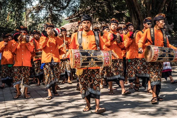 Bali, Endonezya - 25 Eylül 2018: Bali erkeklerde Tirta Empul Tapınağı büyük bir törenle geleneksel kıyafet. — Stok fotoğraf