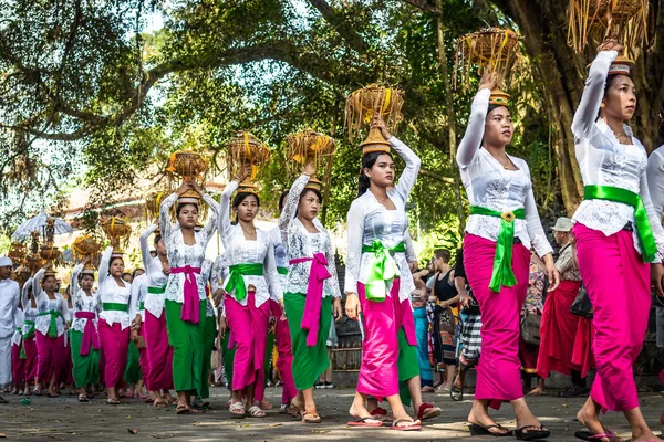 Bali, Endonezya - 25 Eylül 2018: Balili kadın ünlü Tirta Empul Tapınağı büyük bir törenle üzerinde geleneksel giysiler içinde.