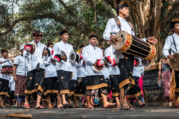 Bali, Indonésie - 25 září 2018: Balijská muži v tradičním oblečení na velký obřad v Tirta Empul Temple. — Stock fotografie