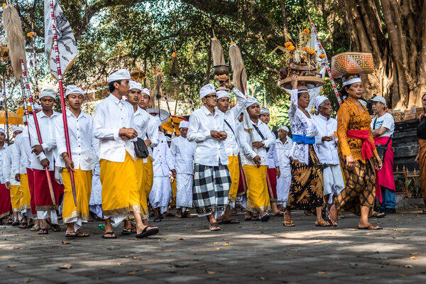 БАЛИ, ИНДОНЕЗИЯ - 25 СЕНТЯБРЯ 2018 года: Балийские мужчины в традиционной одежде на большой церемонии в храме Тирта Эмпул
.