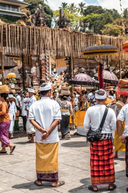 Bali, Endonezya - 25 Eylül 2018: Bali erkeklerde Tirta Empul Tapınağı büyük bir törenle geleneksel kıyafet.