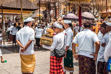 Bali, Endonezya - 25 Eylül 2018: Bali erkeklerde Tirta Empul Tapınağı büyük bir törenle geleneksel kıyafet.
