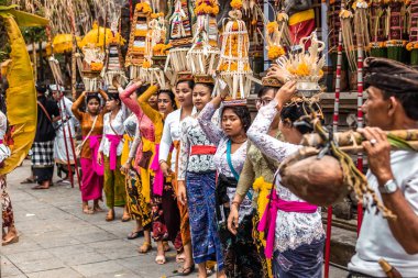 Bali, Endonezya - 25 Eylül 2018: Balili kadın ünlü Tirta Empul Tapınağı büyük bir törenle üzerinde geleneksel giysiler içinde.