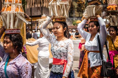 Bali, Endonezya - 25 Eylül 2018: Balili kadın ünlü Tirta Empul Tapınağı büyük bir törenle üzerinde geleneksel giysiler içinde.