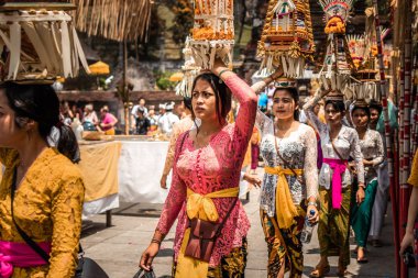 Bali, Endonezya - 25 Eylül 2018: Balili kadın ünlü Tirta Empul Tapınağı büyük bir törenle üzerinde geleneksel giysiler içinde.