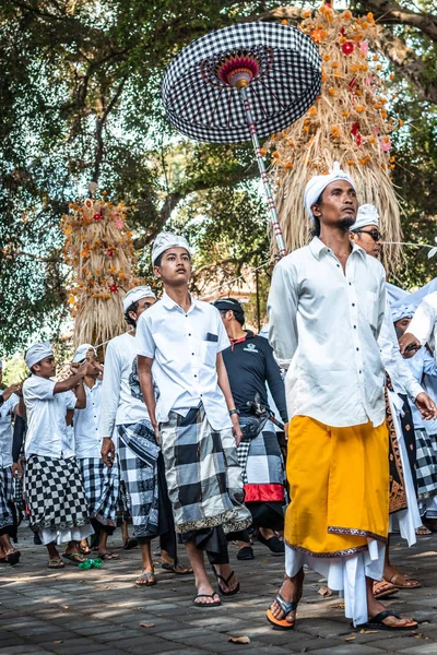 Bali, Indonésie - 25 září 2018: Balijská muži v tradičním oblečení na velký obřad v Tirta Empul Temple. — Stock fotografie