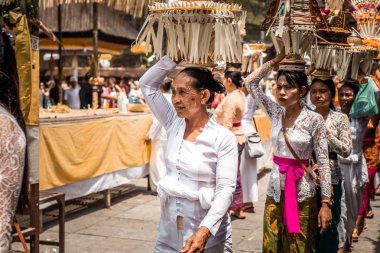Bali, Endonezya - 25 Eylül 2018: Balili kadın ünlü Tirta Empul Tapınağı büyük bir törenle üzerinde geleneksel giysiler içinde.