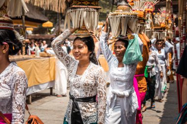 Bali, Endonezya - 25 Eylül 2018: Balili kadın ünlü Tirta Empul Tapınağı büyük bir törenle üzerinde geleneksel giysiler içinde.