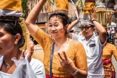 Bali, Endonezya - 25 Eylül 2018: Balili kadın ünlü Tirta Empul Tapınağı büyük bir törenle üzerinde geleneksel giysiler içinde.