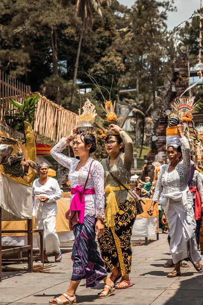 BALI, INDONESIA - 25 de septiembre de 2018: Mujeres balinesas vestidas con ropa tradicional en una gran ceremonia en el famoso templo de Tirta Empul . —  Fotos de Stock