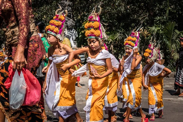 Bali, Indonesië - 25 September 2018: Balinese kinderen in traditionele kleding op een grote ceremonie in Tirta Empul Tempel. — Stockfoto